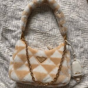 🔥100%Authentic Prada Re-Edition Shoulder  Shearling Crossbody Bag -Rare🔥